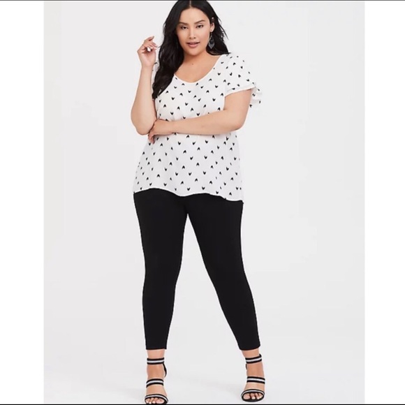 EUC Torrid White Chevron Flutter Sleeve Georgette Blouse - 2X - Picture 3 of 10